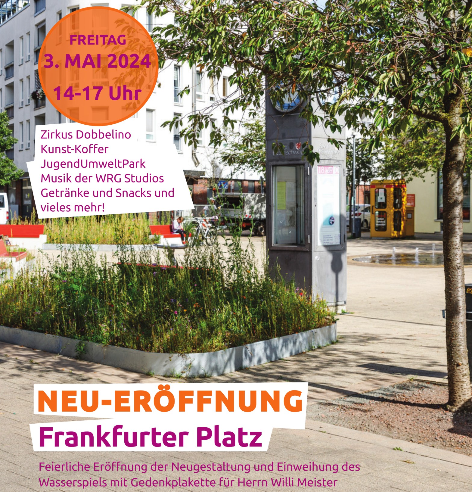 Ein Foto zeigt den Frankfurter Platz nach der Umgestaltung. Neben der großen Uhr ist eine begrünte eingegrenzte Fläche zu sehen und rechts im Bild ein Baum. Dazwischen ist das neue Wasserspiel auf dem Boden vor der Büchertausch-Telefonzelle.